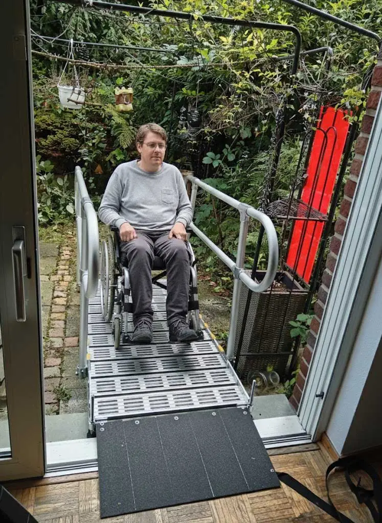 Barrierefreie Rollstuhlrampe kaufenb - Roll-A-Ramp Klapp-Brücke mit schwarzer Klappe zur Überbrückung einer Schwelle