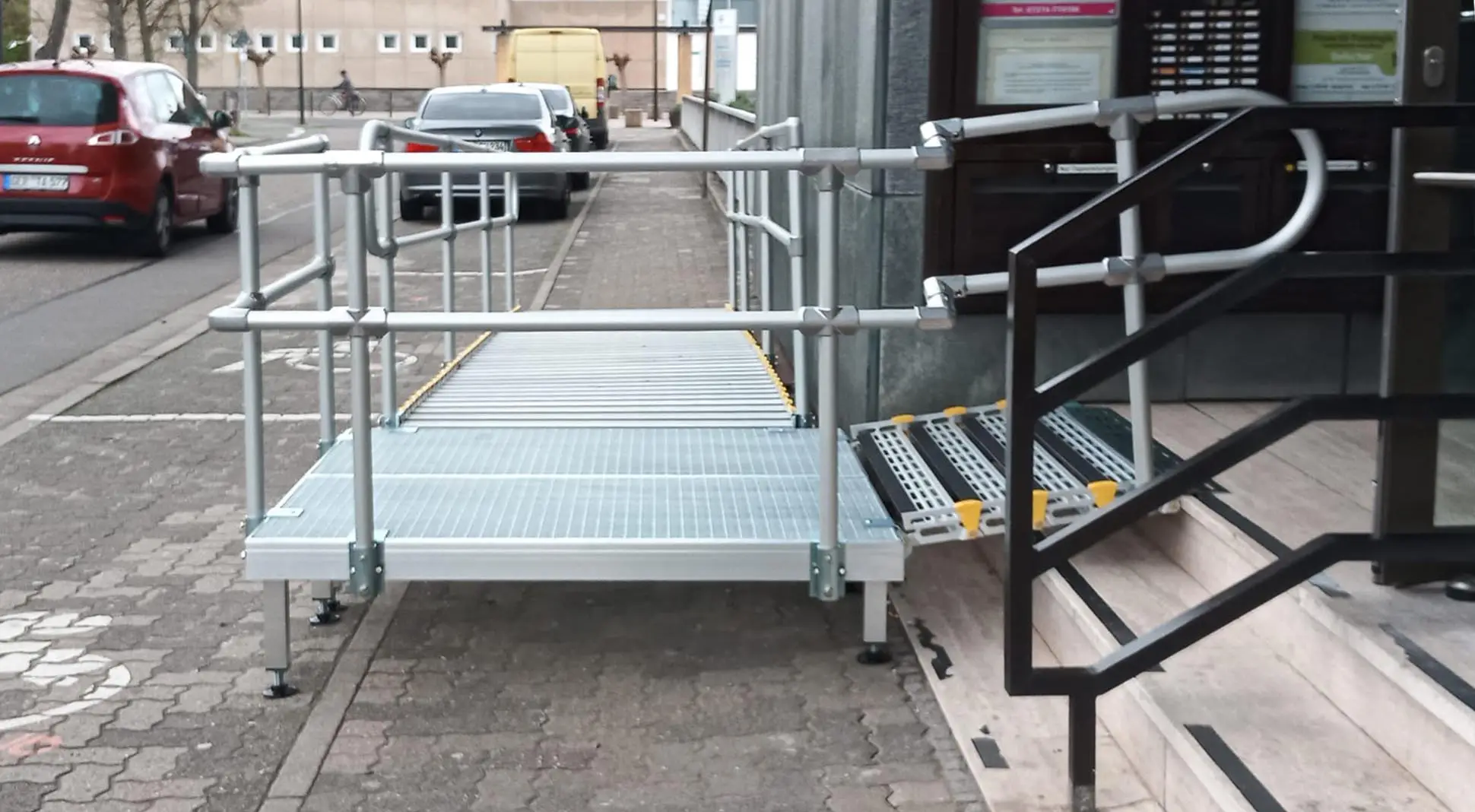 Rollstuhlrampe Handläufe und Podeste