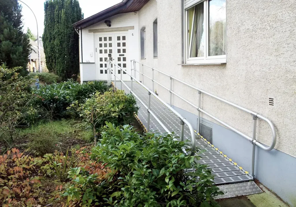 Barrierefreie Rollstuhlrampe am Haus