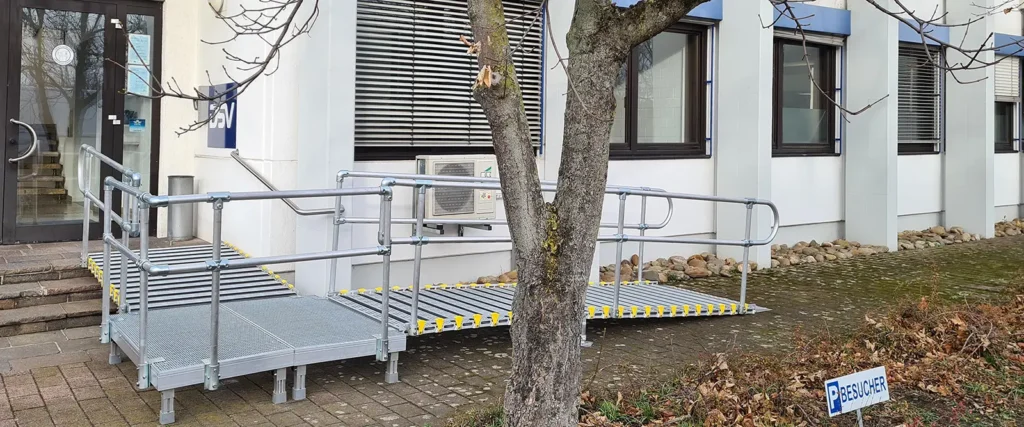 Barrierefreie Rollstuhlrampe Podest mit L-Wende