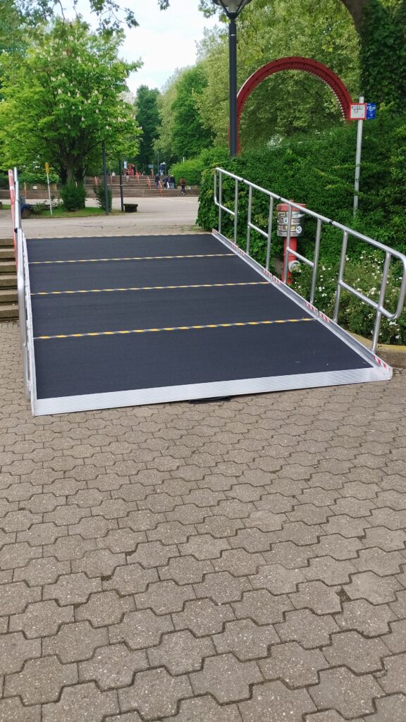 Barrierefreie Rollstuhlrampe bei Campuslauf TU Dortmund