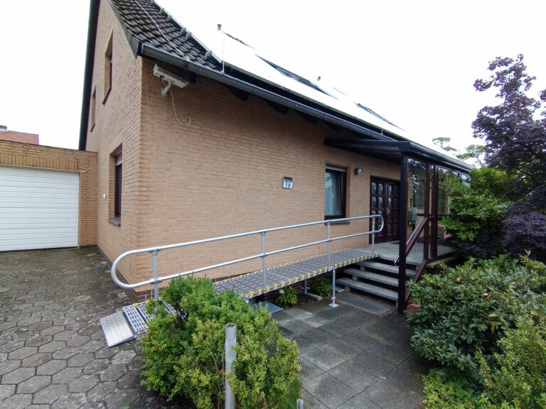 Barrierefreie Rollstuhlrampe von Einfahrt in Haus