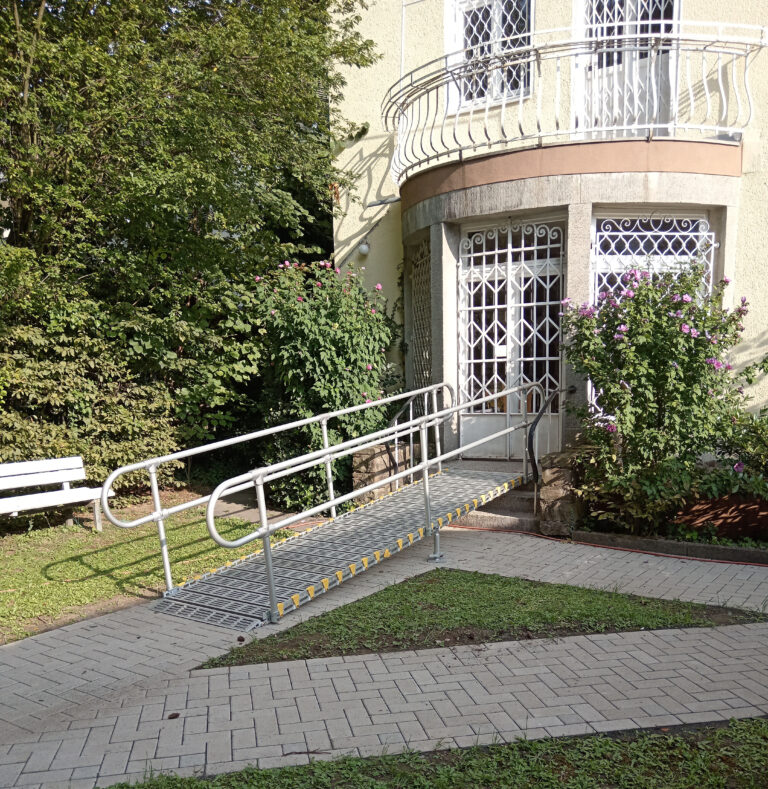 Barrierefreie Rollstuhlrampe von Einfahrt in Haus