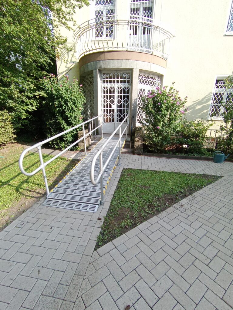Barrierefreie Rollstuhlrampe von Einfahrt in Haus