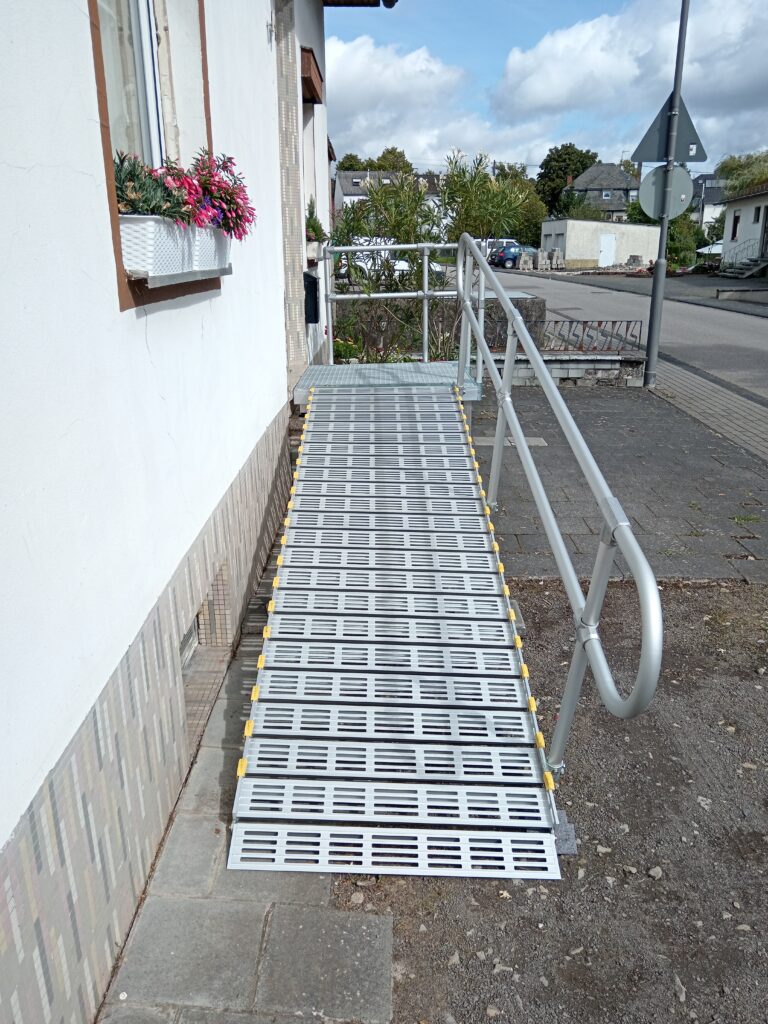 Barrierefreie Rollstuhlrampe von Einfahrt in Haus
