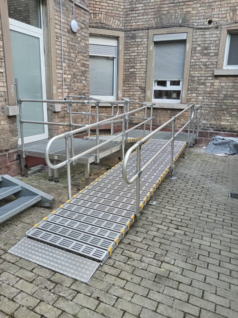 Barrierefreie Rollstuhlrampe von Einfahrt in Haus bei Krämer
