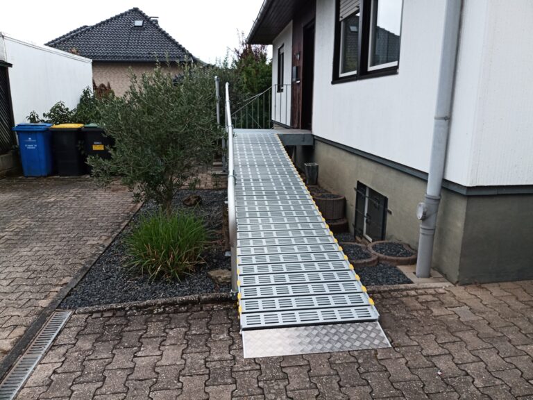 Barrierefreie Rollstuhlrampe von Einfahrt in Haus bei Porschen