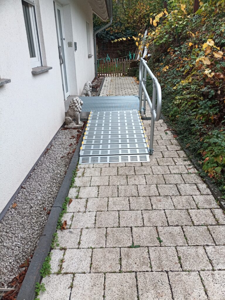 Barrierefreie Rollstuhlrampe von Einfahrt in Haus bei Wilhelm