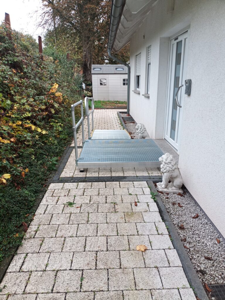 Barrierefreie Rollstuhlrampe von Einfahrt in Haus bei Wilhelm