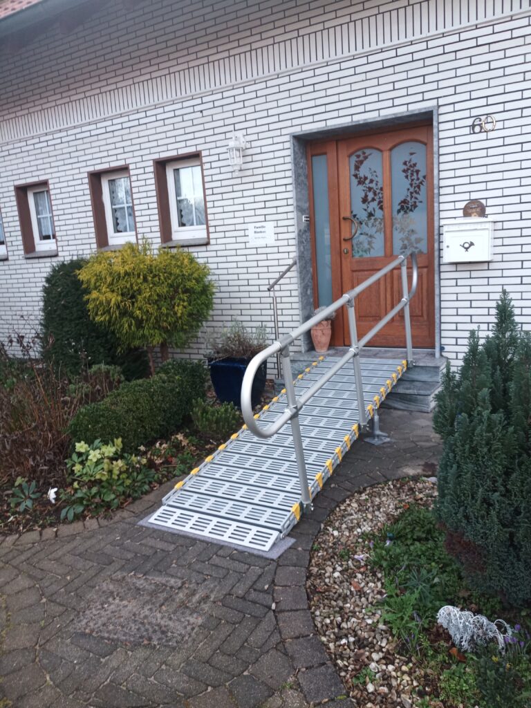 Barrierefreie Rollstuhlrampe von Einfahrt in Haus bei Witzke