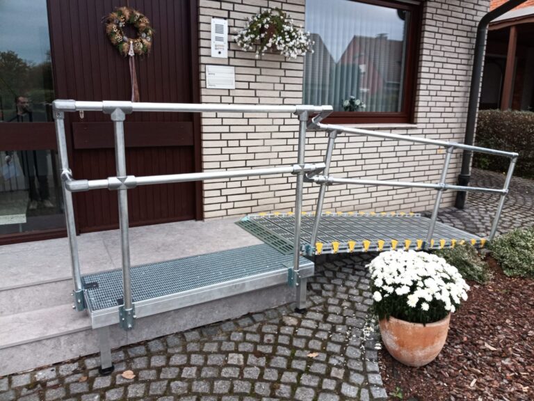 Barrierefreie Rollstuhlrampe von Einfahrt in Haus bei Zielke
