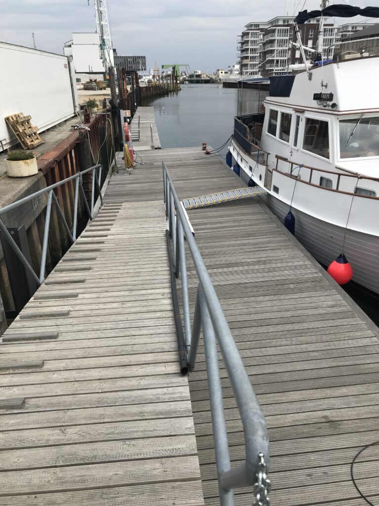 Barrierefreie Rollstuhlrampe von Steg auf Boot