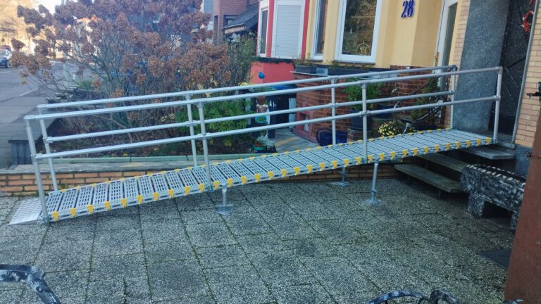 Barrierefreie Rollstuhlrampe von Einfahrt in Haus bei Burg