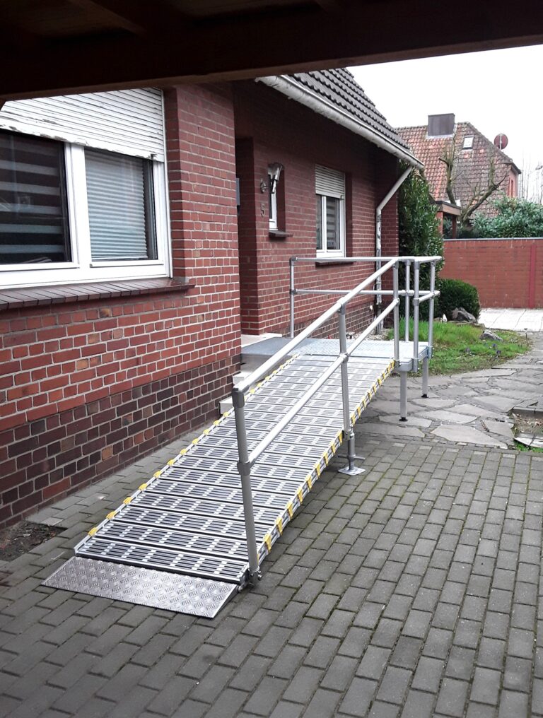 Barrierefreie Rollstuhlrampe von Einfahrt in Haus