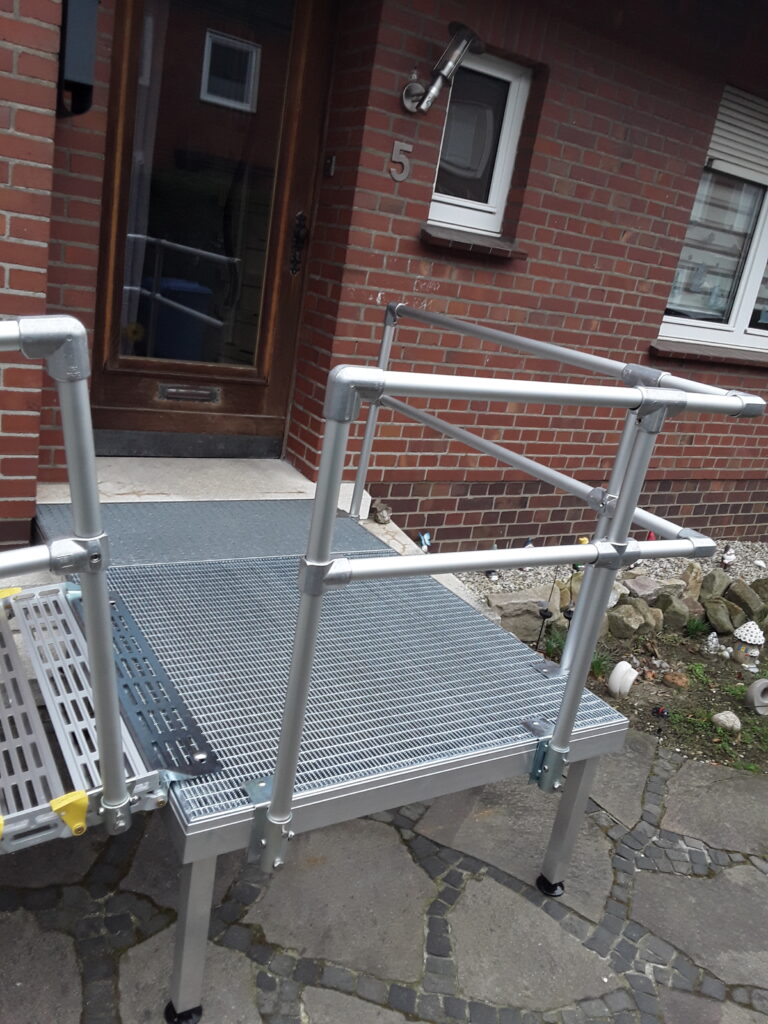 Barrierefreie Rollstuhlrampe von Einfahrt in Haus