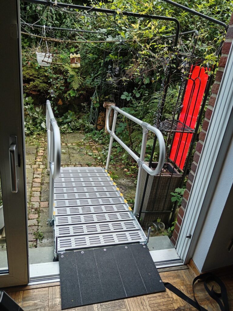 Barrierefreie Rollstuhlrampe von Terrasse in Gebäude