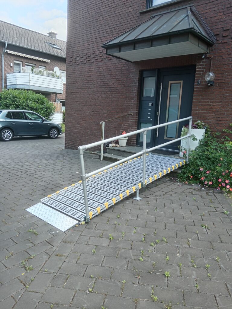 Barrierefreie Rollstuhlrampe von Einfahrt in Gebäude