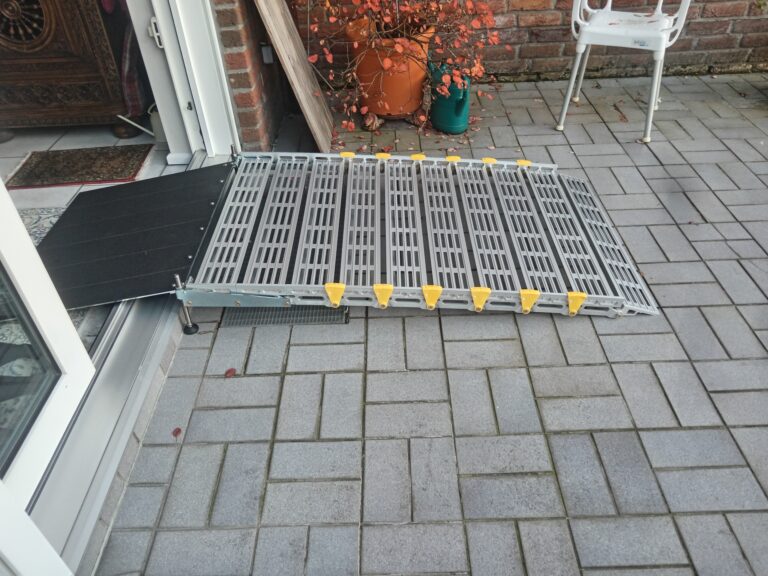 Barrierefreie Rollstuhlrampe von Terrasse in Gebäude