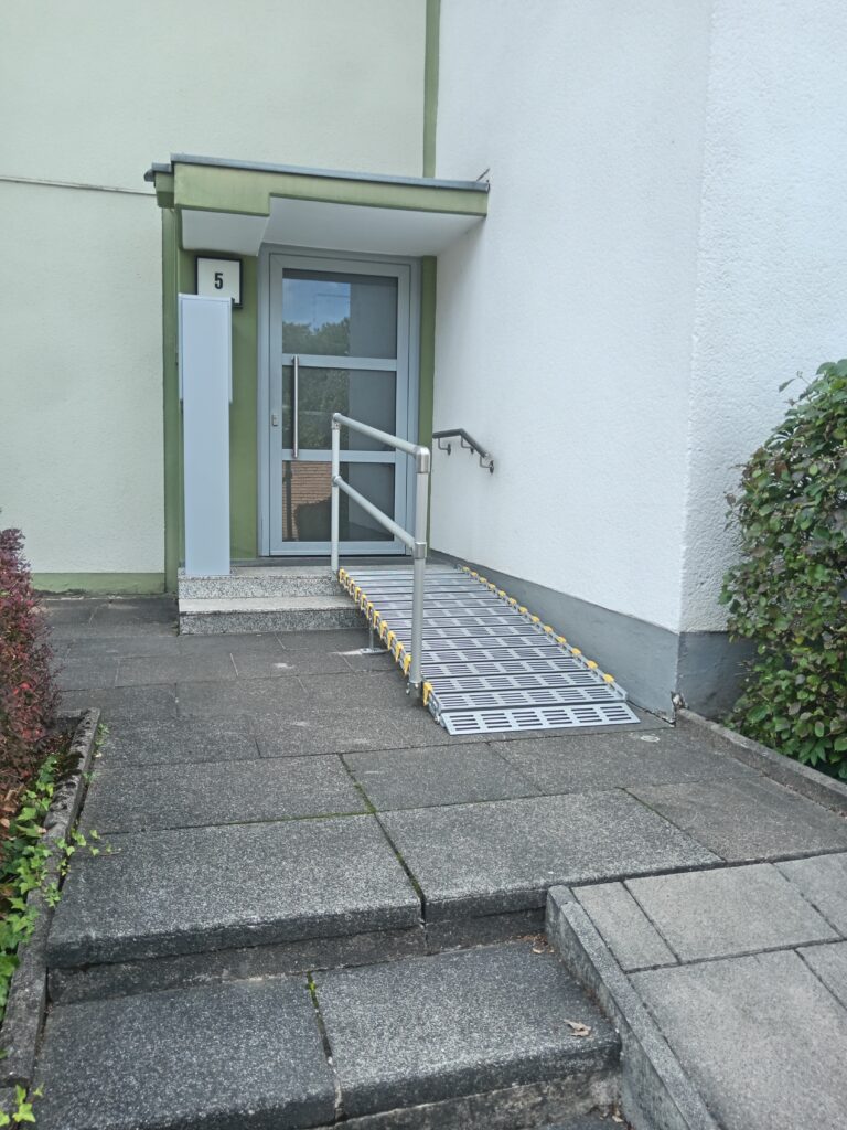 Barrierefreie Rollstuhlrampe von Einfahrt in Gebäude
