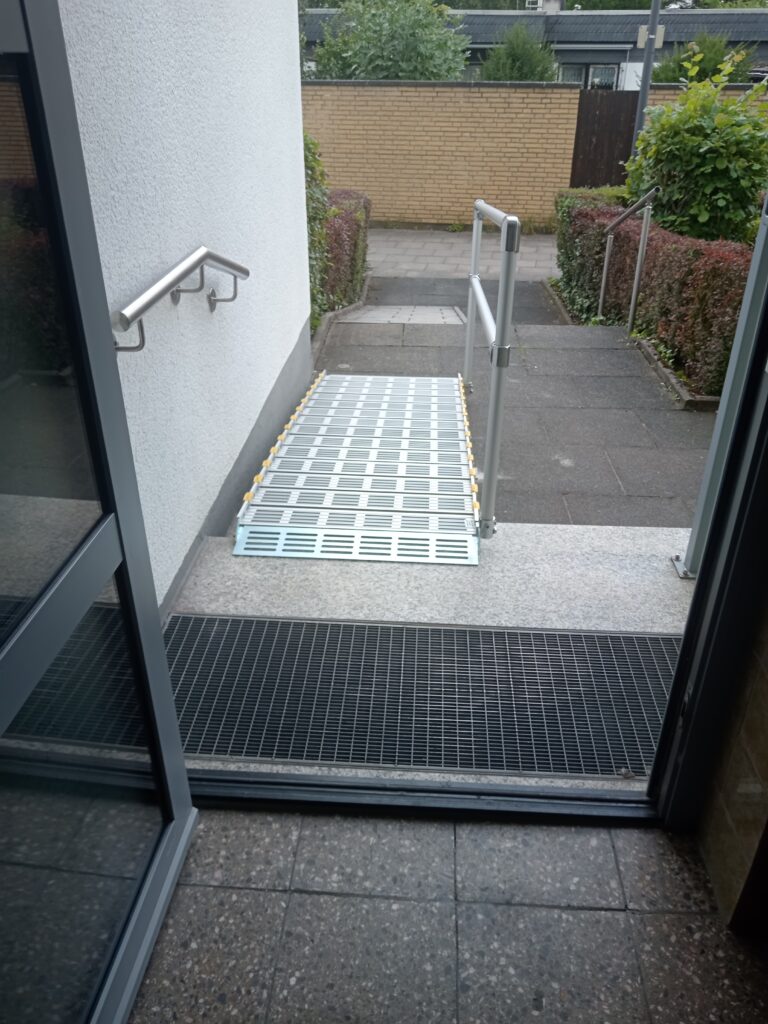 Barrierefreie Rollstuhlrampe von Einfahrt in Gebäude