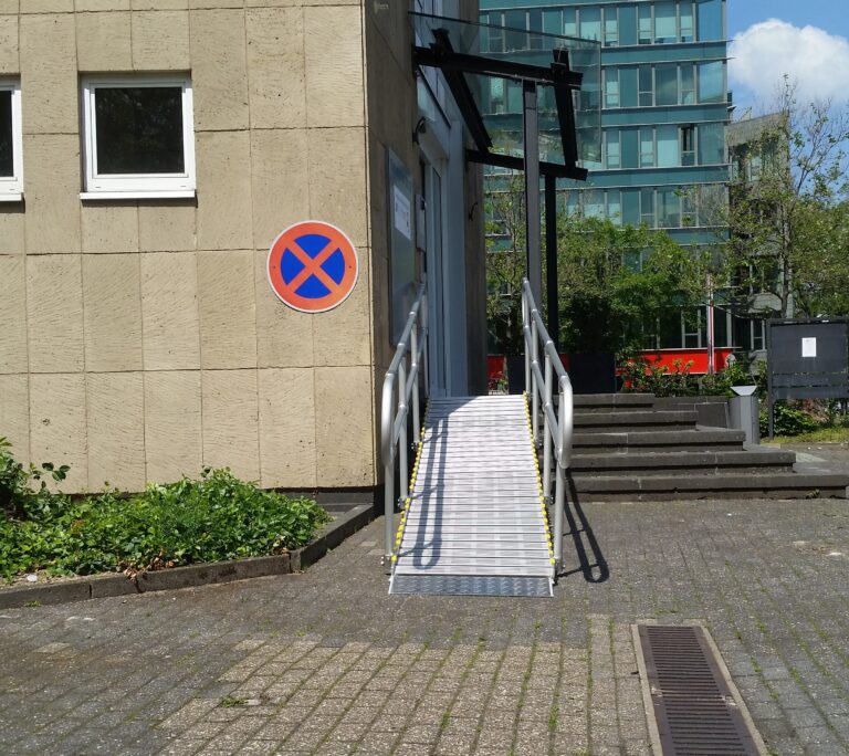 Barrierefreie Rollstuhlrampe von Einfahrt in Gebäude