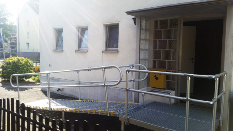 Barrierefreie Rollstuhlrampe von Einfahrt in Haus