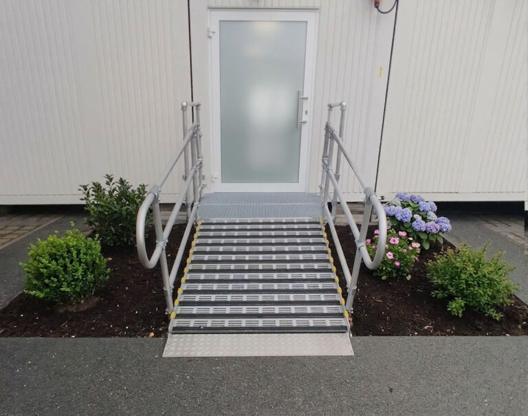 Barrierefreie Rollstuhlrampe vor Container