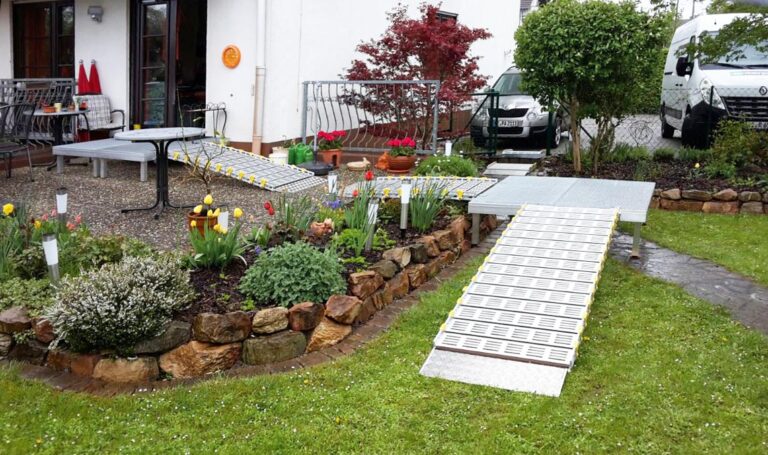 Barrierefreie Rollstuhlrampe in Garten