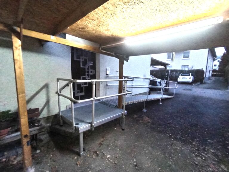 Barrierefreie Rollstuhlrampe von Einfahrt in Haus