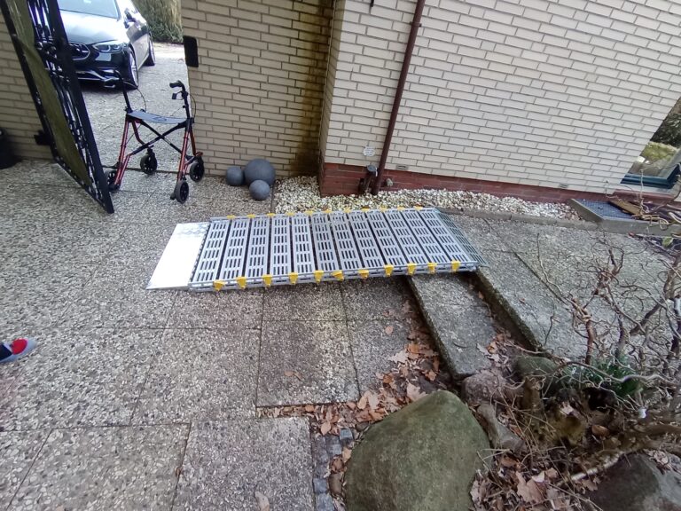 Barrierefreie Rollstuhlrampe vor Treppe