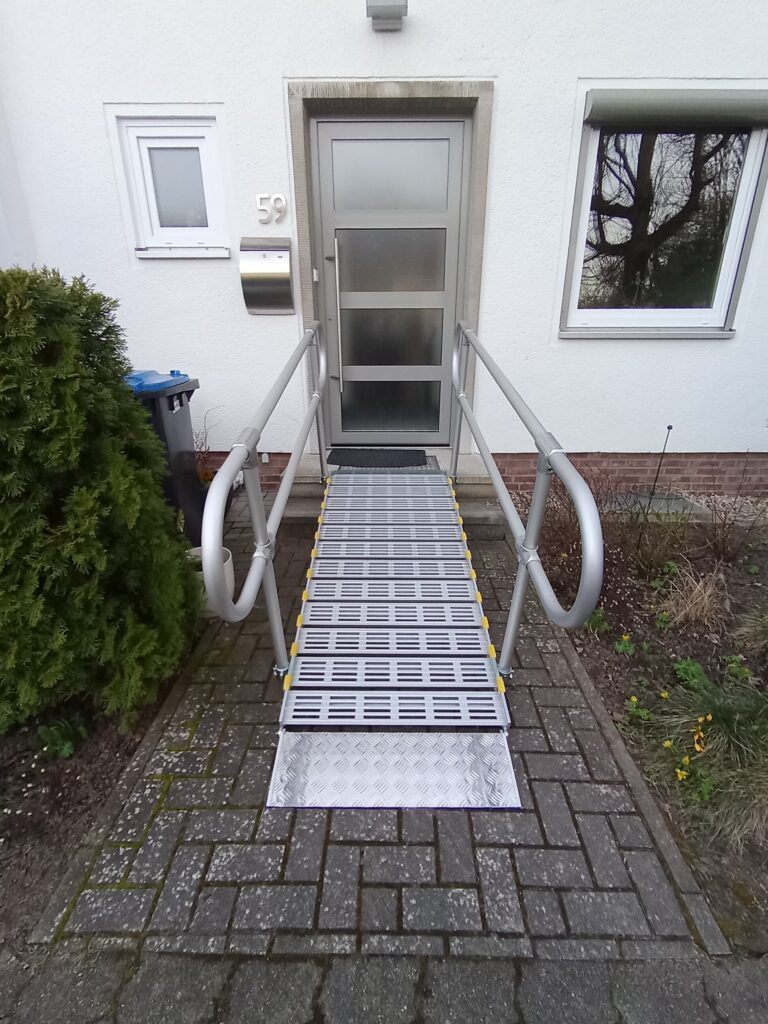 Barrierefreie Rollstuhlrampe von Einfahrt in Haus