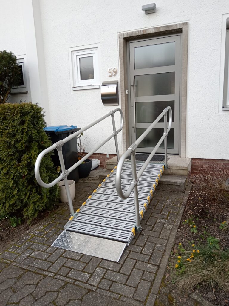 Barrierefreie Rollstuhlrampe von Einfahrt in Haus