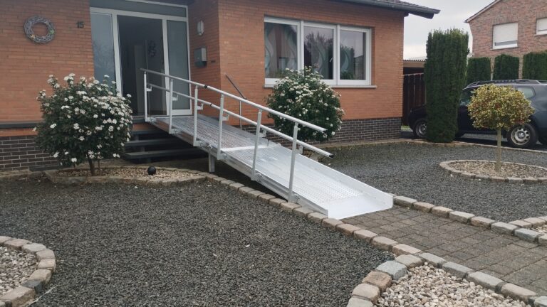 Barrierefreie Rollstuhlrampe von Einfahrt in Haus