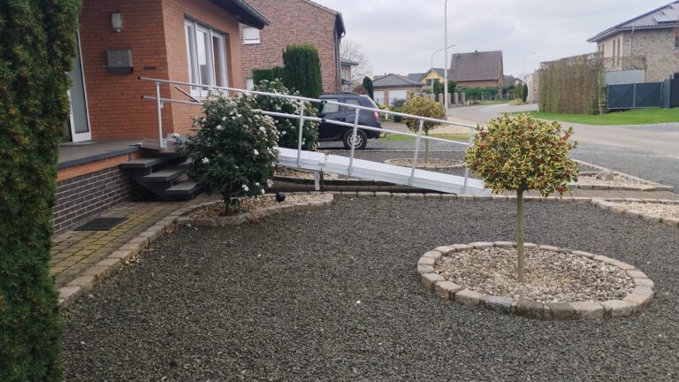 Barrierefreie Rollstuhlrampe von Einfahrt in Haus