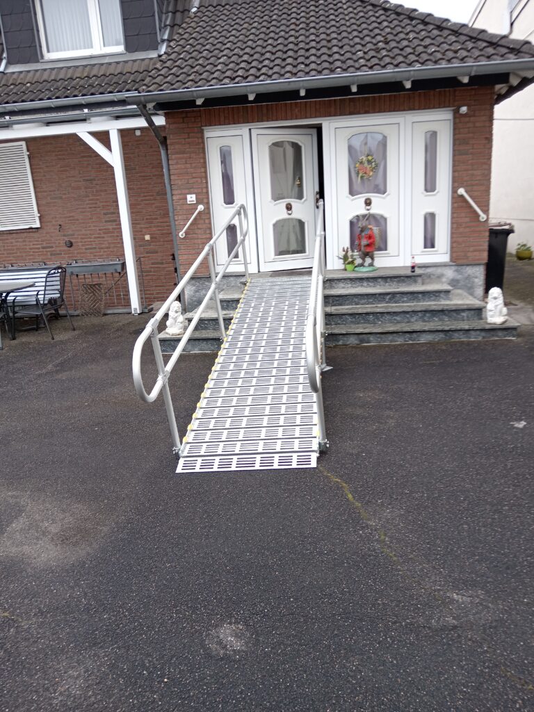 Barrierefreie Rollstuhlrampe von Einfahrt in Haus