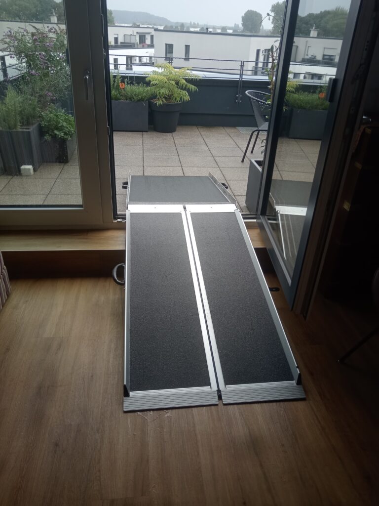 Barrierefreie Rollstuhlrampe von Terrasse in Haus
