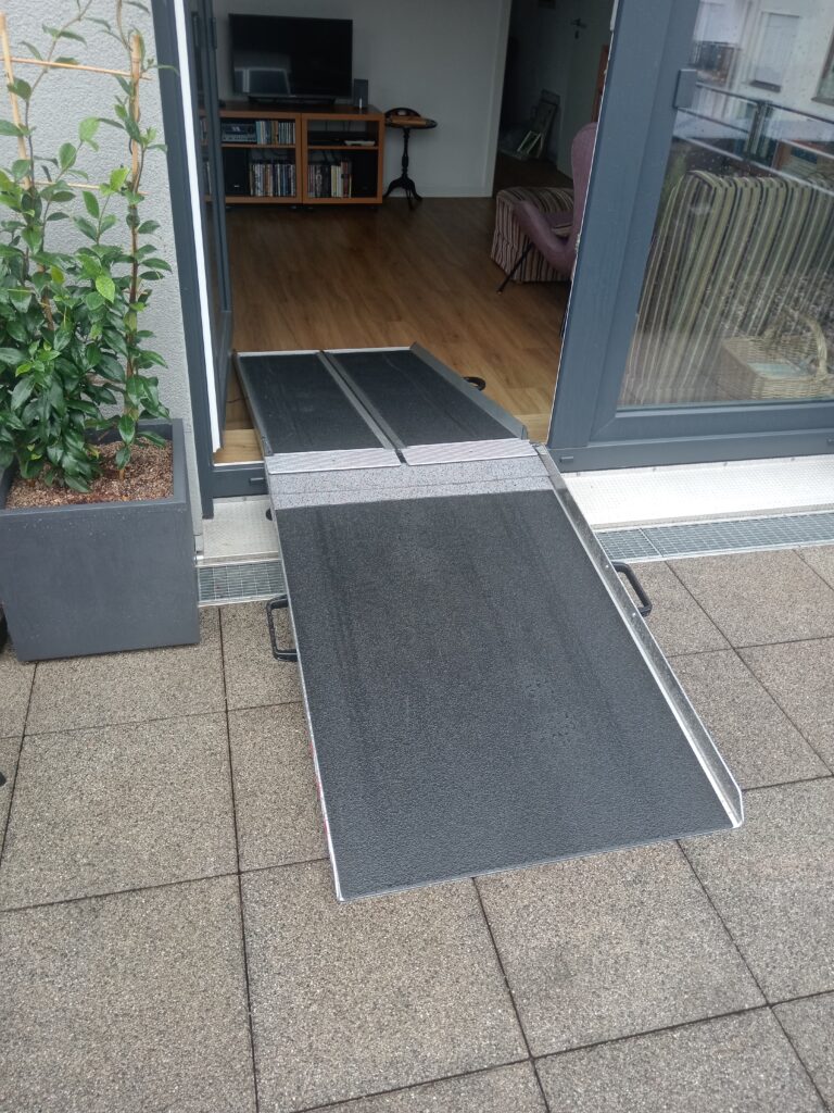 Barrierefreie Rollstuhlrampe von Terrasse in Haus