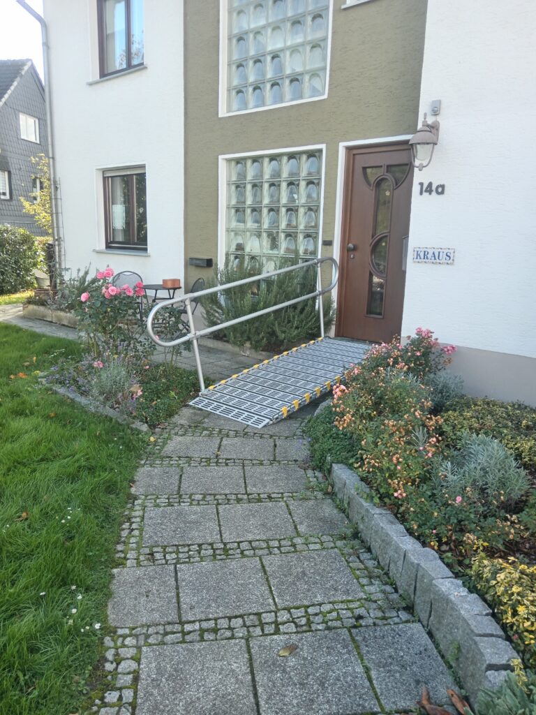 Barrierefreie Rollstuhlrampe von Garten in Haus