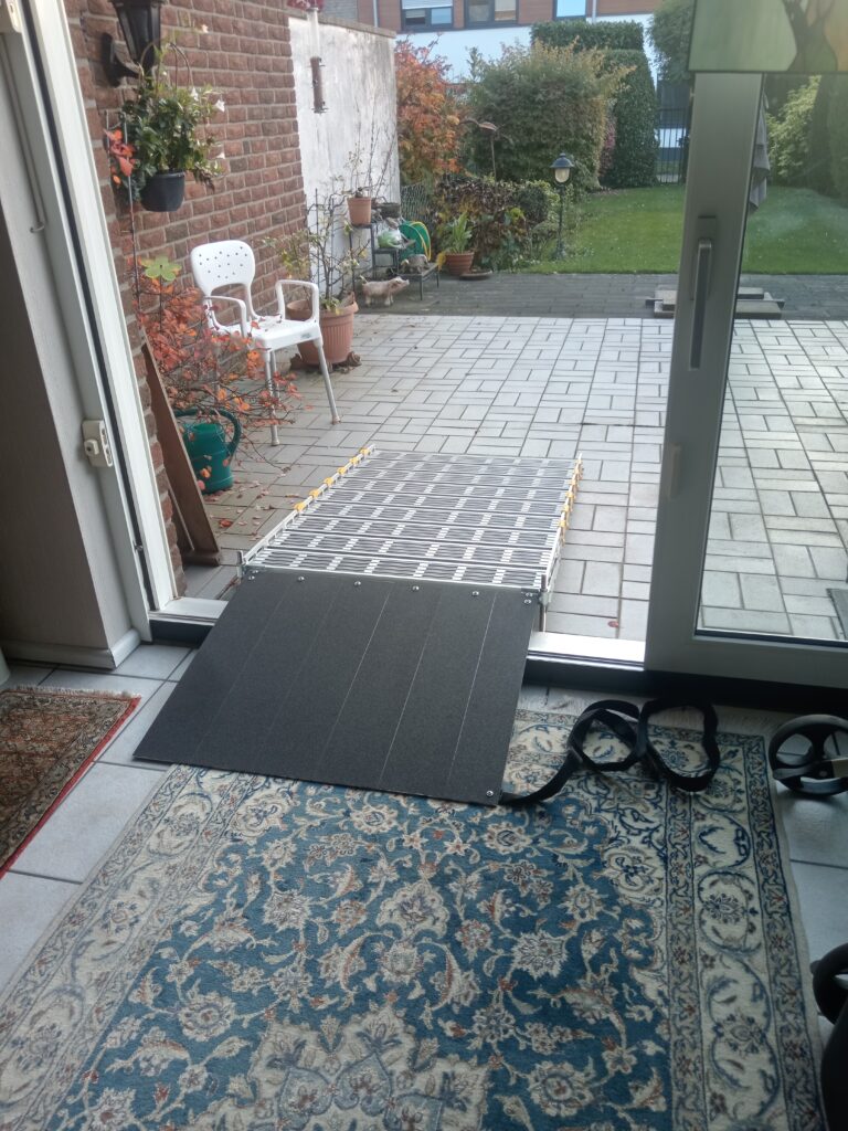 Barrierefreie Rollstuhlrampe von Terrasse in Haus