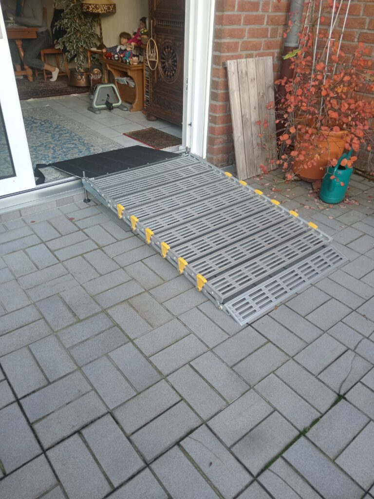 Barrierefreie Rollstuhlrampe von Terrasse in Haus