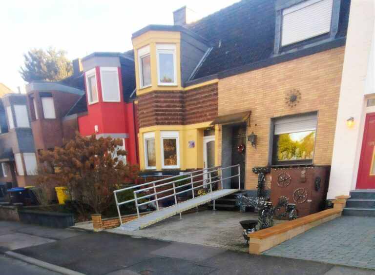 Barrierefreie Rollstuhlrampe von Einfahrt in Haus