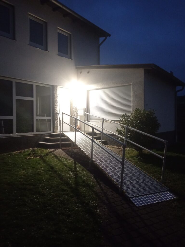 Barrierefreie Rollstuhlrampe von Garten in Haus