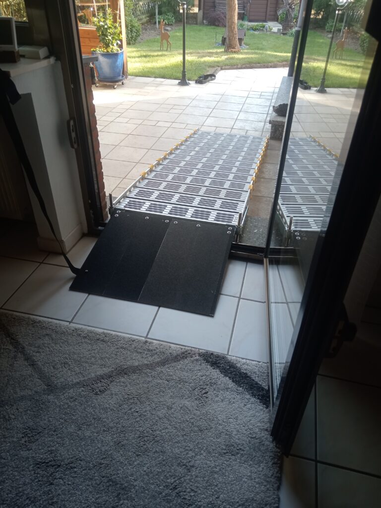 Barrierefreie Rollstuhlrampe von Terrasse in Haus