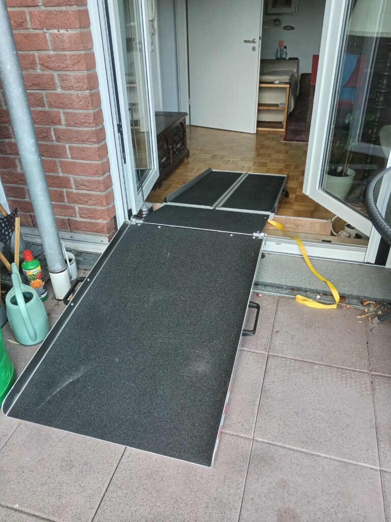 Barrierefreie Rollstuhlrampe von Terrasse in Haus