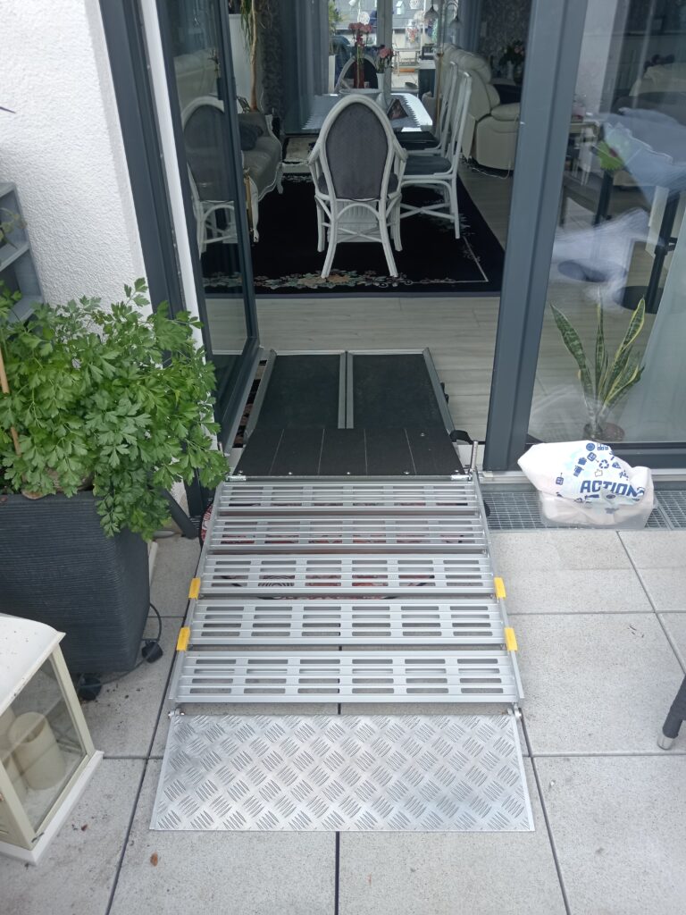 Barrierefreie Rollstuhlrampe von Terrasse