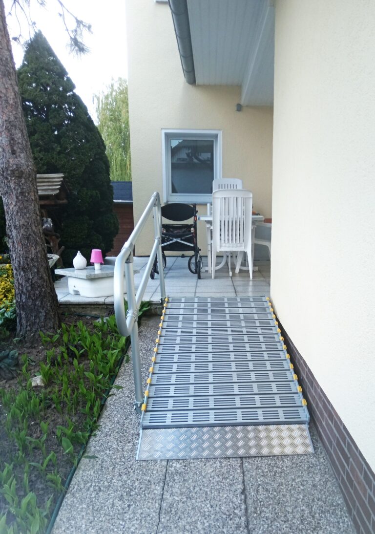 Barrierefreie Rollstuhlrampe zu Terrasse