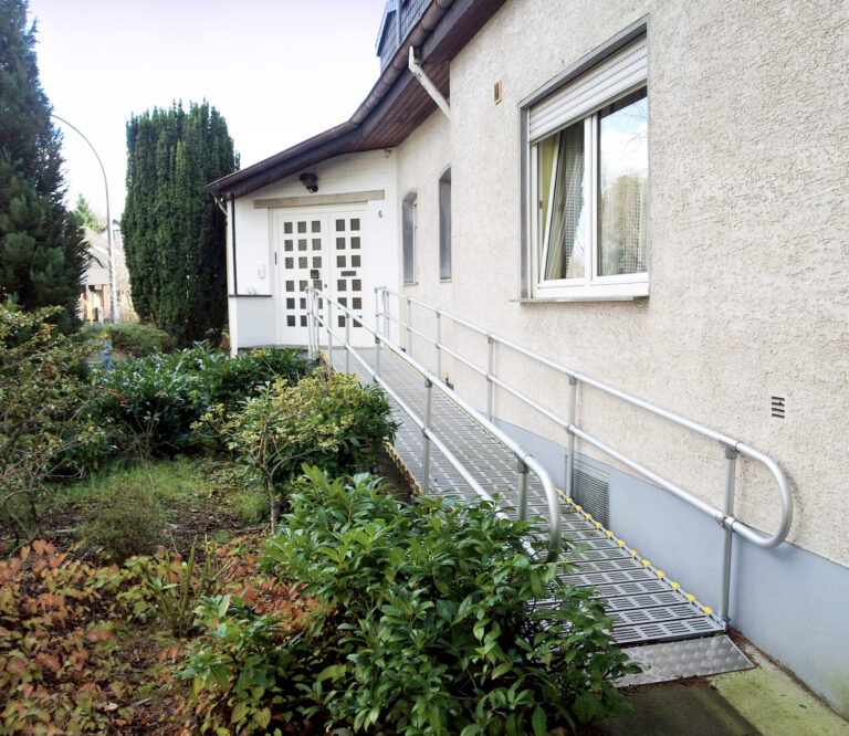 Barrierefreie Rollstuhlrampe vor Wohnhaus