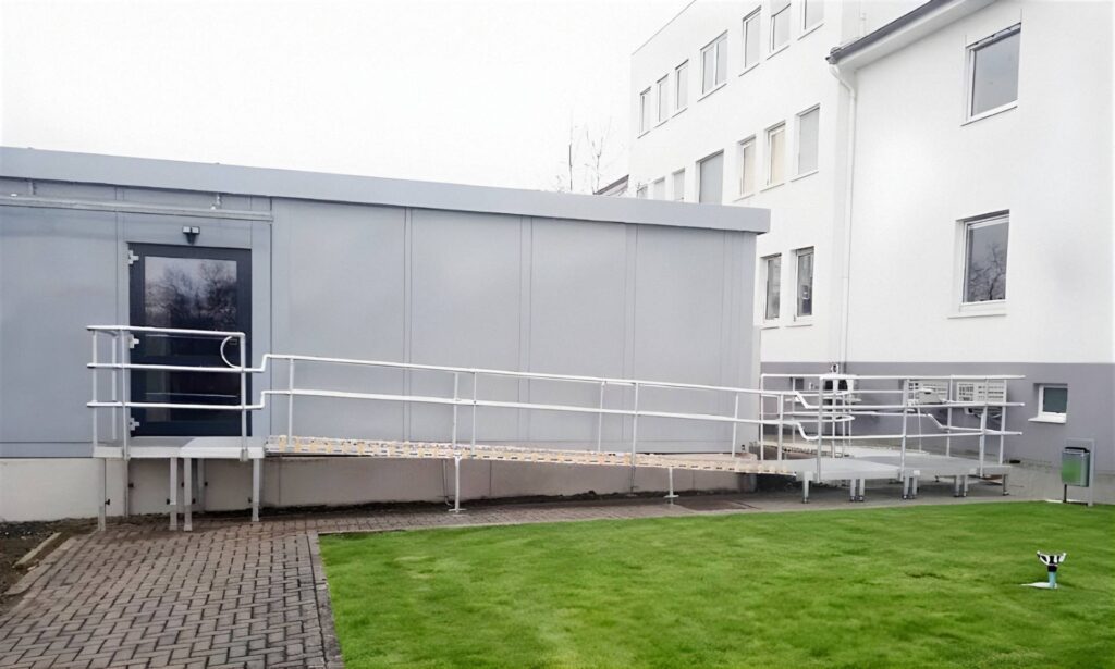 Barrierefreie Rollstuhlrampe in Rittal