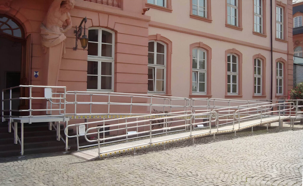 Barrierefreie Rollstuhlrampe vor Mainzer Landtag