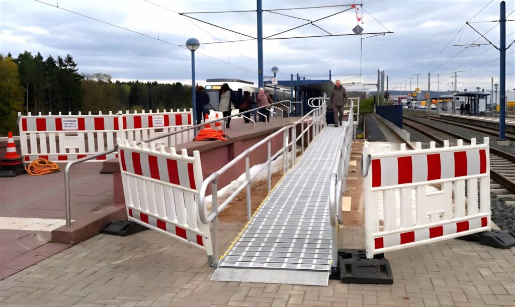 Barrierefreie Rollstuhlrampe bei mobiler Baustelle